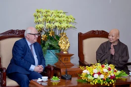 Hòa thượng Thích Lệ Trang tiếp ông Jean-Christophe Peaucelle - Cố vấn các vấn đề tôn giáo thuộc Bộ Ngoại giao và châu Âu Cộng hòa Pháp - Ảnh: Quảng Đạo/Báo Giác Ngộ