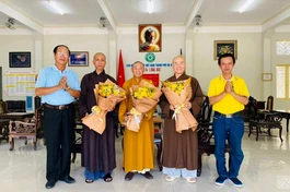 Hòa thượng Thích Từ Nghiêm (đứng giữa) vừa được bổ nhiệm làm Trưởng ban Trị sự GHPGVN TP.Đà Nẵng, nhiệm kỳ 2022-2027.