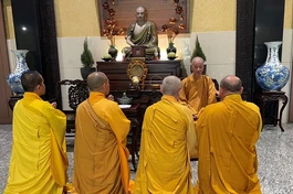 Chư tôn đức đại diện Ban Thường trực Ban Trị sự GHPGVN tỉnh Tây Ninh trình bạch với Đức Pháp chủ về Đại giới đàn Tâm Hòa năm 2023.