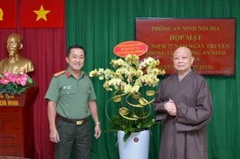 Hòa thượng Thích Lệ Trang tặng hoa chúc mừng nhân 77 năm ngày truyền thống Lực lượng An ninh nhân dân
