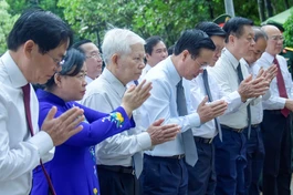 Chủ tịch nước Võ Văn Thưởng cùng vị nguyên Chủ tịch nước, lãnh đạo Đảng, Nhà nước thắp hương tưởng niệm các anh hùng liệt sĩ tại Nghĩa trang Hàng Dương (H.Côn Đảo, tỉnh Bà Rịa - Vũng Tàu) - Ảnh: VP/BGN