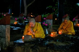 Hàng trăm chiến sĩ, đoàn viên cùng thắp lên ngọn nến tri ân các anh hùng liệt sĩ tại Nghĩa trang Hàng Dương