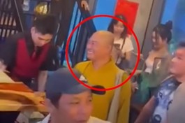 Tối 22-7, Công an Q.Gò Vấp đã kiểm tra hành chính một tụ điểm ăn uống hoạt động như mô hình quán bar và mời nhiều người về trụ sở làm việc, trong đó có trường hợp ông Nguyễn Minh Phúc trong trang phục như nhà sư - Ảnh chụp lại màn hình