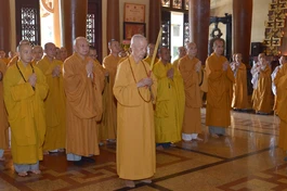 Sáng 27-7, Trưởng lão Hoà thượng Thích Trí Quảng - Pháp chủ GHPGVN đã đến dâng hương tưởng niệm tại Đền tưởng niệm Bến Dược và Nghĩa trang liệt sĩ H.Củ Chi (TP.HCM) nhân kỷ niệm 76 năm ngày Thương binh liệt sĩ - Ảnh: Bảo Toàn/BGN