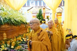 Chư vị giáo phẩm Hội đồng Chứng minh GHPGVN hữu nhiễu kim quan tưởng niệm Trưởng lão Hòa thượng Thích Giác Minh vừa viên tịch tại tỉnh Bình Thuận - Ảnh: Giác Minh Vĩnh