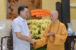 Đức Pháp chủ GHPGVN chia sẻ với Thiếu tướng Phạm Ngọc Việt tại chùa Huê Nghiêm - Ảnh: Bảo Toàn/BGN