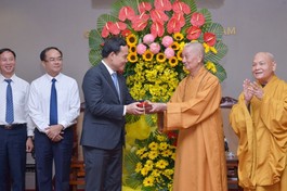 Đức Pháp chủ và Hòa thượng Chủ tịch Hội đồng Trị sự GHPGVN với Phó Thủ tướng Trần Lưu Quang và lãnh đạo Bộ Nội vụ, Ban Tôn giáo Chính phủ - Ảnh: BGN