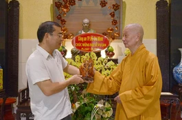 Đức Pháp chủ GHPGVN tặng quà lưu niệm nhân Đại lễ Vu lan đến Đại tá Lê Quang Đạo - Ảnh: Bảo Toàn/BGN