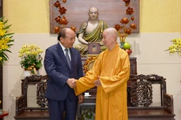 Đức Pháp chủ GHPGVN và nguyên Chủ tịch nước Nguyễn Xuân Phúc trong dịp thăm nhân Đại lễ Vu lan Phật lịch 2567 (2023) - Ảnh: Bảo Toàn/BGN