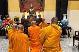 Đại diện hệ phái Khất sĩ khánh tuế Đức Pháp chủ GHPGVN