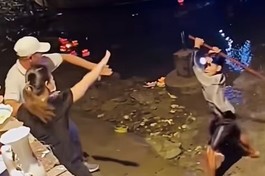 Cảnh ẩu đả giữa nhóm người đi ghe chích điện bắt cá do người dân vừa thả xuống đoạn sông cạnh chùa Diệu Pháp, Q.Bình Thạnh tối 31-8 - Ảnh chụp từ clip