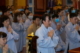 Phật tử tại gia phát nguyện tiếp nhận Bồ-tát giới tại Đại giới đàn Huệ Hưng do Ban Trị sự GHPGVN TP.HCM tổ chức tại Việt Nam Quốc Tự PL.2564 - Ảnh: Phùng Anh Quốc