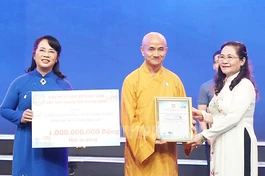 Thượng tọa Thích Thiện Quý đại diện Ban Trị sự GHPGVN TP.HCM tham dự và trao bảng tượng trưng 1 tỷ đồng đến Ban Tổ chức chương trình Quỹ “Vì biển đảo quê hương - Vì tuyến đầu của Tổ quốc” - Ảnh: Long Hồ