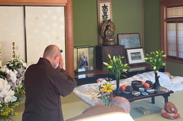 Thượng tọa Thích Thanh Phong đảnh lễ Hòa thượng Yoshimizu Daichi vừa viên tịch tại chùa Tịnh An - Ảnh: BGN