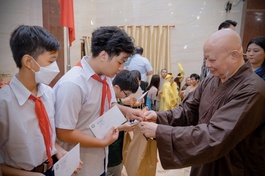 [Video] Gần 2.000 em nhỏ đến Việt Nam Quốc Tự tham dự Đêm hội Trăng rằm