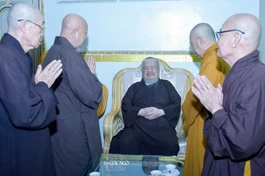 Hòa thượng Thích Lệ Trang chuyển lời thăm hỏi của Đức Pháp chủ và vấn an sức khỏe Trưởng lão Hòa thượng Thích Minh Chơn, Thành viên Hội đồng Chứng minh, Chứng minh Ban Trị sự GHPGVN TP.HCM - Ảnh: Quảng Đạo/BGN