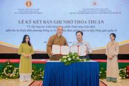 Đại đức TS.Thích Quảng Lâm và TS.Định Thanh Hiếu đại diện ký kết hợp tác - Ảnh: Viện Trần Nhân Tông