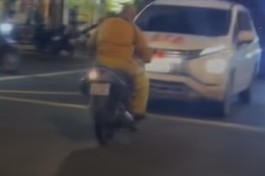 Hình trích từ clip “nhà sư tại Đắk Lắk” chạy xe lạng lách trên đường...