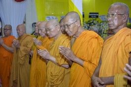 Nhị vị Trưởng lão Phó Pháp chủ và chư vị Ủy viên Thường trực, Thành viên Hội đồng Chứng minh GHPGVN tưởng niệm Trưởng lão Hòa thượng Dương Nhơn, Phó Pháp chủ kiêm Giám luật tân viên tịch - Ảnh: Quảng Đạo/BGN