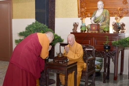 Phái đoàn tham dự Hội nghị Ban Thư ký Diễn đàn Phật giáo châu Á vì hòa bình (ABCP) lần thứ 14 đến chùa Huê Nghiêm - TP.Thủ Đức (TP.HCM) vấn an, đảnh lễ Đức Pháp chủ GHPGVN vào sáng 8-10 - Ảnh: Bảo Toàn