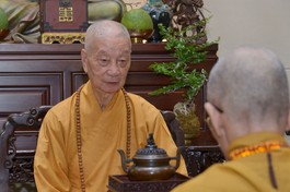 Hòa thượng Thích Huệ Trí bạch trình Đức Pháp chủ về việc tổ chức Đại giới đàn Minh Nguyệt tại tỉnh Bà Rịa - Vũng Tàu - Ảnh: BGN