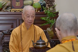 Hòa thượng Thích Huệ Trí bạch trình Đức Pháp chủ về việc tổ chức Đại giới đàn Minh Nguyệt tại tỉnh Bà Rịa - Vũng Tàu - Ảnh: BGN