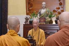 Đức Pháp chủ GHPGVN huấn thị, lưu ý giảm bớt hình thức, chú trọng nội dung truyền giới và tuyển chọn giới tử, thỉnh Giới sư... - Ảnh: BGN