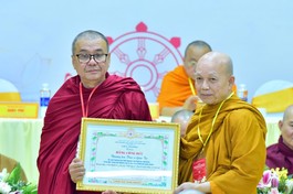 Hòa thượng Thích Minh Thành trao Bằng công đức của Viện Nghiên cứu Phật học VN đến Thượng tọa Giác Trí, Giám đốc Trung tâm Nghiên cứu và Ứng dụng Thiền học Nam truyền - Ảnh: Quảng Hậu/BGN
