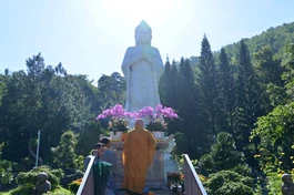 Trước tôn tượng Đức Phật A Di Đà trong khuôn viên chùa Linh Sơn Bửu Thiền, gần đỉnh núi Thị Vãi - Ảnh: Bảo Toàn/BGN