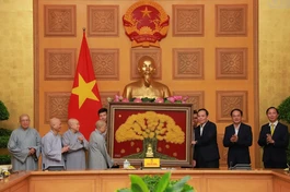 Chư Ni tặng quà lưu niệm đến Phó Thủ tướng Trần Lưu Quang, với sự tham dự của Thứ trưởng Bộ Nội vụ Vũ Chiến Thắng và Trưởng ban Tôn giáo Chính phủ Vũ Hoài Bắc tại Văn phòng Chính phủ