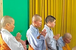 Sư cô Thích nữ Vạn Ngọc (người đầu tiên từ trái sang) - Ảnh trích từ tư liệu của Ban Thông tin - Truyền thông GHPGVN tỉnh Lâm Đồng