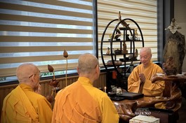 Hòa thượng Thích Quang Nhuận - Cố vấn Ban Tổ chức và Hòa thượng Thích Hải Ấn, Trưởng Ban Tổ chức Hội thảo “Thiền phái Liễu Quán: Lịch sử hình thành và phát triển” trình bạch lên Đức Pháp chủ GHPGVN