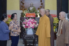 Chủ tịch Ủy ban MTTQVN TP.HCM Trần Kim Yến và nguyên Phó Bí thư Thành ủy TP.HCM Võ Thị Dung thăm Đức Pháp chủ GHPGVN - Ảnh: Quảng Đạo/BGN