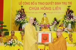 Hòa thượng Thích Chơn Minh trao quyết định bổ nhiệm trụ trì chùa Hồng Liên đến Thượng tọa Thích Minh Thuận