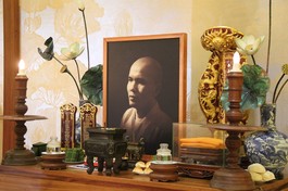 Di ảnh, y bát, long vị và bài vị chư Thánh tử đạo, Tiên tổ của ngài được tôn trí ở trung tâm của Dư hương thất - chùa Từ Đàm (Huế), nơi ngài đã trở về an trú những năm cuối đời - Ảnh: Quảng Điền/BGN