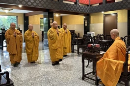 Hòa thượng Thích Lệ Trang dẫn đầu đoàn đại diện Ban Trị sự GHPGVN TP.HCM đến lễ Đức Pháp chủ GHPGVN