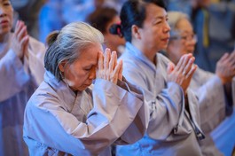 Phật tử tại gia phát nguyện thọ Bồ-tát giới tại Đại giới đàn Bửu Huệ - Ảnh: Phùng Anh Quốc