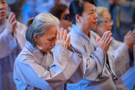 Phật tử tại gia phát nguyện thọ Bồ-tát giới tại Đại giới đàn Bửu Huệ - Ảnh: Phùng Anh Quốc