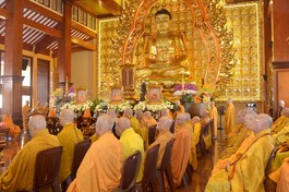 Sau khi Đại nghị lần thứ nhất Hội đồng Chứng minh hoàn mãn, Đức Pháp chủ GHPGVN cùng chư Trưởng lão Hội đồng Chứng minh đã quang lâm tham dự lễ tưởng niệm chư vị Pháp chủ, chư vị Trưởng lão thành viên Hội đồng Chứng minh đã viên tịch - Ảnh: Bảo Toàn/BGN