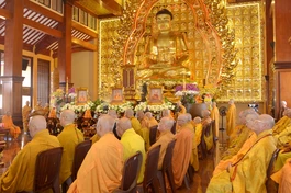 Sau khi Đại nghị lần thứ nhất Hội đồng Chứng minh hoàn mãn, Đức Pháp chủ GHPGVN cùng chư Trưởng lão Hội đồng Chứng minh đã quang lâm tham dự lễ tưởng niệm chư vị Pháp chủ, chư vị Trưởng lão thành viên Hội đồng Chứng minh đã viên tịch - Ảnh: Bảo Toàn/BGN