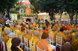 Lễ tưởng niệm tổ chức trước bảo tháp của Đức Đệ nhất Pháp chủ trong khuôn viên chùa Quảng Bá, Hà Nội