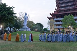 Hữu nhiễu tôn tượng trong tiếng niệm hồng danh của Ngài...