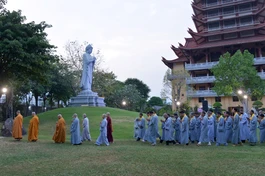 Hữu nhiễu tôn tượng trong tiếng niệm hồng danh của Ngài...