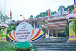 Trang hoàng ở cơ sở II Học viện Phật giáo VN tại Huế chuẩn bị cho hoạt động hội thảo khoa học - Ảnh: Quảng Đạo/BGN