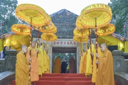 [Video] Tăng Ni, Phật tử các nơi trở về núi Thiên Thai tảo tháp Tổ sư Thiệt Diệu Liễu Quán