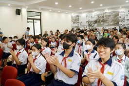 Các em học sinh nhận học bổng tại hội trường Báo Giác Ngộ sáng 7-1-2024