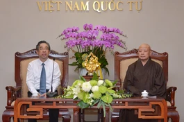 Phó Bí thư Thành ủy TP.HCM Nguyễn Phước Lộc và Hòa thượng Thích Lệ Trang