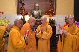 Chư vị Trưởng lão Hòa thượng, Ban Trị sự GHPGVN tỉnh Sóc Trăng tham kiến và khánh tuế Đức Pháp chủ GHPGVN - Ảnh: Nguyên Tài/BGN