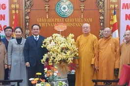 Ông Vũ Chiến Thắng trao hoa chúc Tết cổ truyền đến Trưởng lão Hòa thượng Thích Thanh Nhiễu