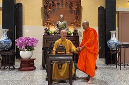 Đức Pháp chủ GHPGVN với Hòa thượng Đào Như, Phó Chủ tịch Hội đồng Trị sự, Trưởng ban Trị sự Phật giáo TP.Cần Thơ, Viện trưởng Học viện Phật giáo Nam tông Khmer tại Cần Thơ, sáng 1-2-2024